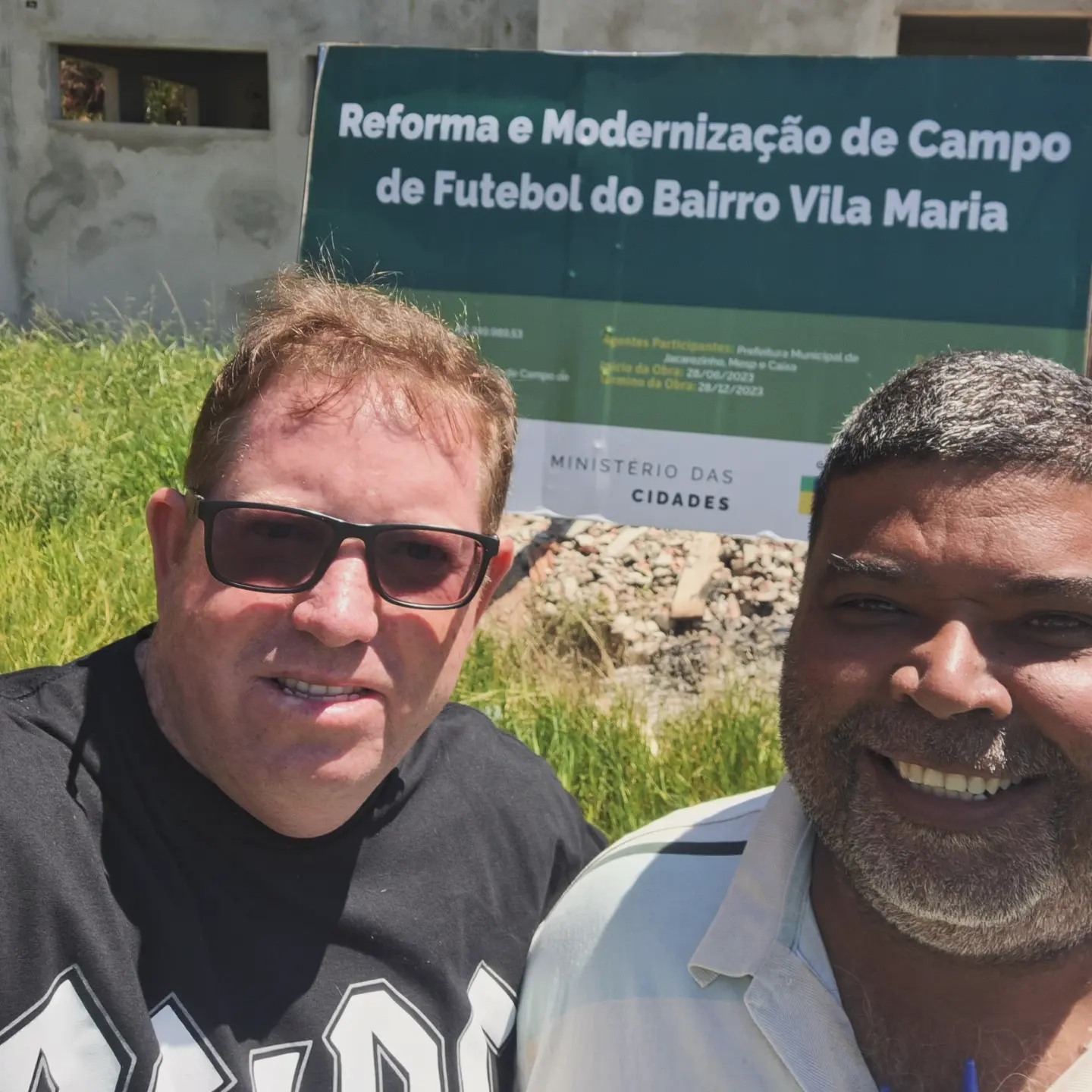 Prof. Nilton Stein junto com o Marcão, morador da Vila Maria, fiscalizam as obras no Campo da Vila Maria, em Jacarezinho PR.